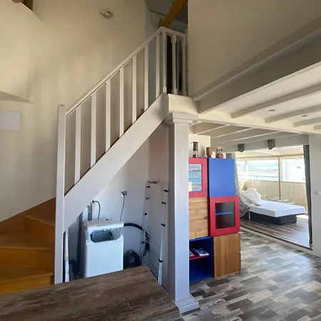 Floor Escape בית נופש